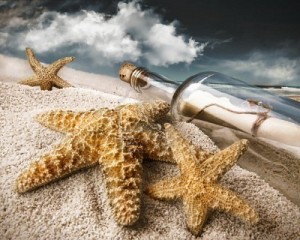 7090636-mensaje-en-una-botella-enterrada-en-la-arena-en-una-playa